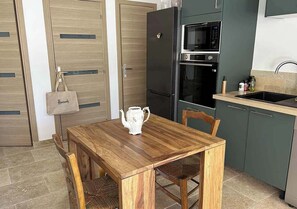 Réfrigérateur, four à micro-ondes, un four, surface de cuisson