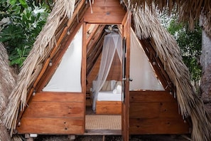 Tipi with shared bathroom | Accès au Wi-Fi (inclus), literie fournie