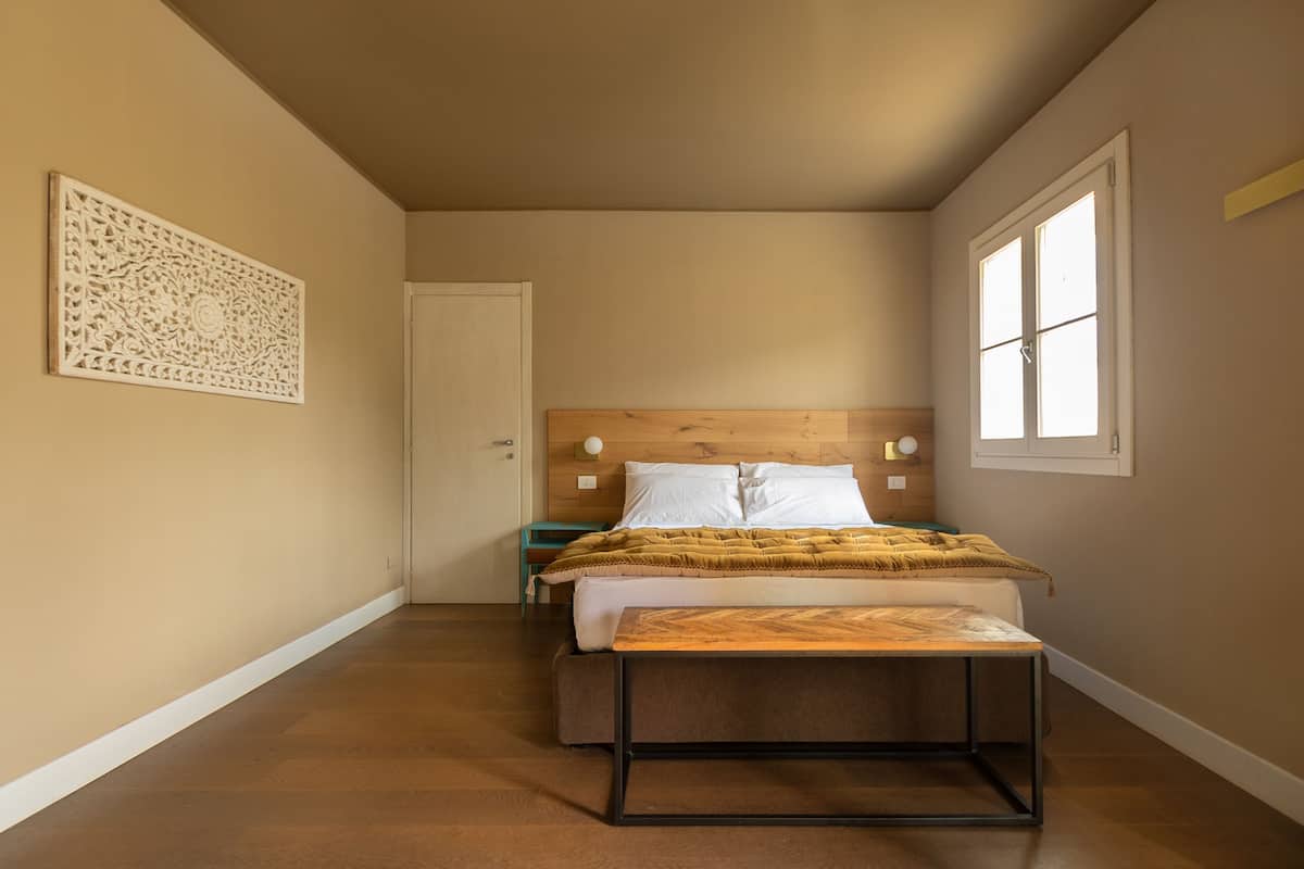 Deluxe Double Room, 1 Queen Bed, Hill View, Tower | 1 bedroom, desk, iron/ironing board, free WiFi