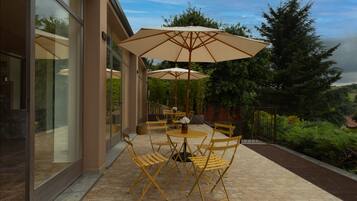 Cocktail bar, con vista sul giardino, aperto tutti i giorni