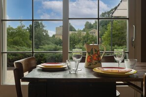 Petit déjeuner, déjeuner et dîner servis sur place, vue sur le jardin
