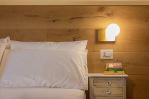Kamar Triple Keluarga, 2 kamar tidur, pemandangan bukit, menara | Meja kerja, setrika/meja setrika, dan Wi-Fi gratis