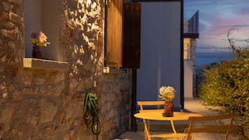 Chambre Double Deluxe, 1 grand lit, vue colline, dans la tour | Terrasse/Patio