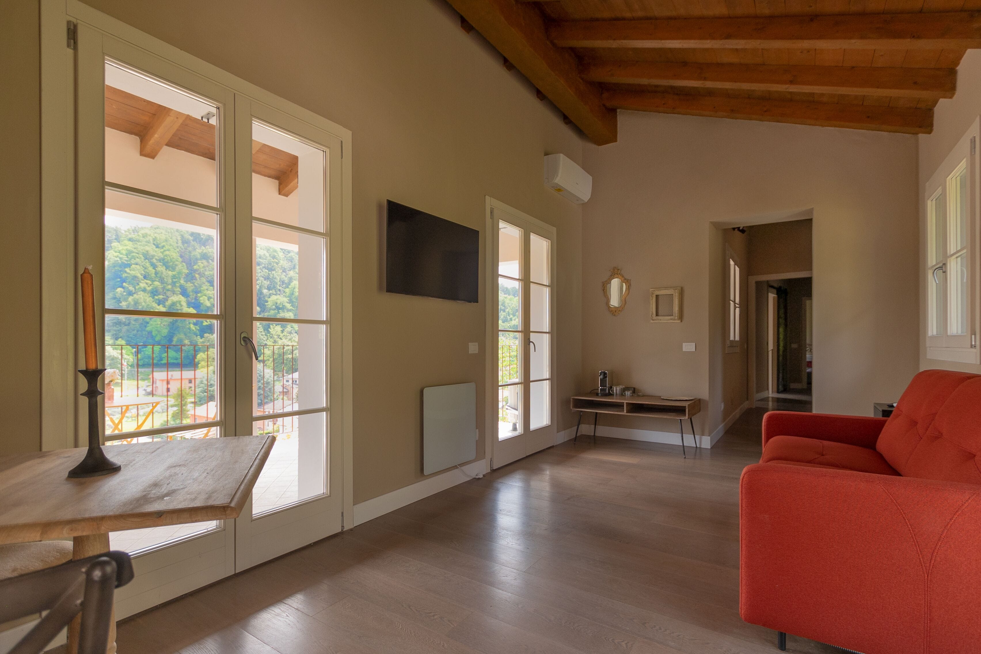 Junior suite, 1 tweepersoonsbed met slaapbank, uitzicht op heuvels, in toren | Een bureau, een strijkplank/strijkijzer, gratis wifi