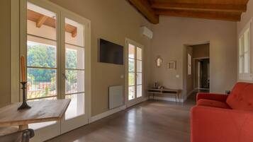 Junior suite, 1 tweepersoonsbed met slaapbank, uitzicht op heuvels, in toren | Een bureau, een strijkplank/strijkijzer, gratis wifi