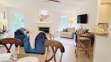 TV connectée, table de tennis de table, livres