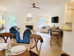 Smart TV, ping pong, books - Family-sized beach house with pool; walk to beach and restaurants (St. Augustine)
