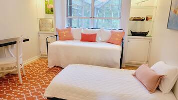 4 chambres, bureau, fer et planche Ă  repasser, lit parapluie