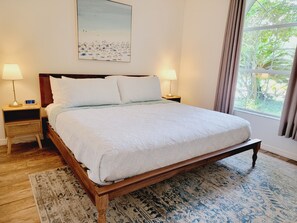 4 chambres, bureau, fer et planche à repasser, lit de bébé portatif