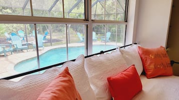 4 chambres, bureau, fer et planche Ă  repasser, lit parapluie