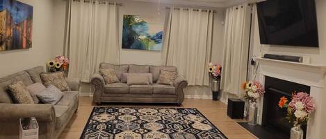 Älytelevisio, takka, videopelejä, tietokoneen näyttö