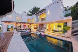 Outdoor pool, pool umbrellas, pool loungers - Casa Azul (Los Angeles)