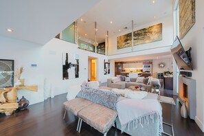 Luxury Villa, Multiple Beds, Pool Access, Pool View (Casa Azul) | 4 bedrooms, individually decorated, individually furnished, desk - Casa Azul (Los Angeles)