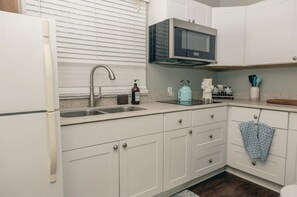 Refrigerador, microondas, horno y cafetera y tetera 