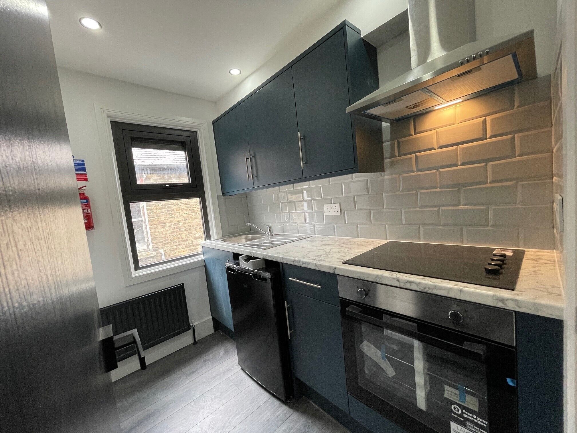 ثلاجة، فرن، موقد طهي مسطح، غلّاية كهربائية