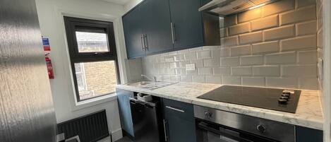 冷蔵庫、オーブン、コンロ、電気ポット