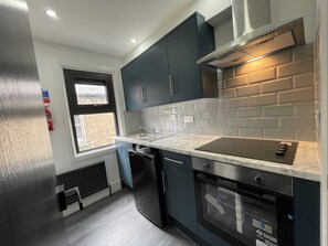 Réfrigérateur, four, plaque de cuisson, bouilloire électrique