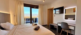 Semesterhus med swimmingpool och panoramautsikt
