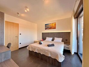 4 bedrooms, WiFi - Villa with swimming pool, barbecue and hot tub (Hlapa)