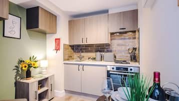 Kylskåp, ugn, spishäll och kaffe- och tebryggare