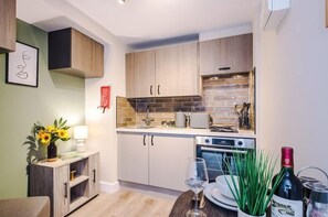 Fridge, oven, stovetop, coffee/tea maker