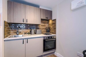 Refrigerador, horno, parrilla de estufa y tetera eléctrica 