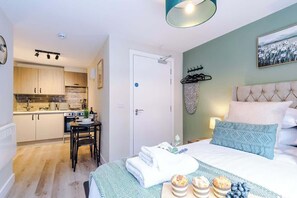 1 habitación, tabla de planchar con plancha, cuna de viaje y wifi 