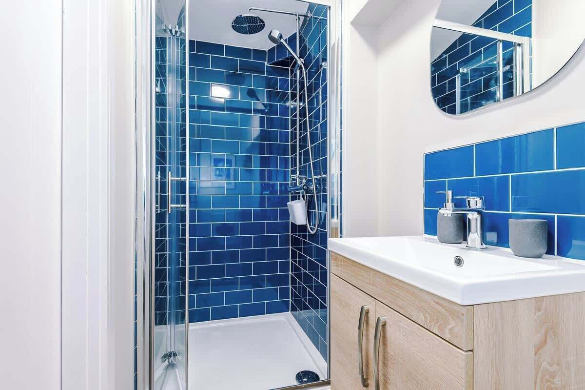 Shower, free toiletries, hair dryer, shampoo