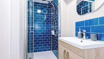 Shower, free toiletries, hair dryer, shampoo