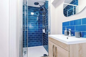 Shower, free toiletries, hair dryer, shampoo