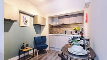 Fridge, oven, stovetop, coffee/tea maker