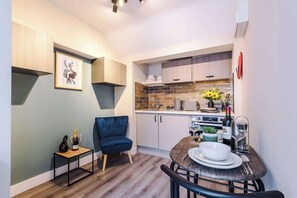 Fridge, oven, stovetop, coffee/tea maker