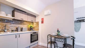 Kjøleskap, ovn, kokeplater og kaffetrakter/tekoker