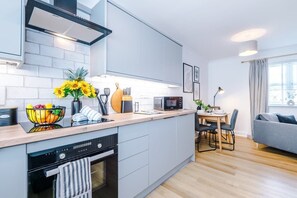 Réfrigérateur, four à micro-ondes, un four, surface de cuisson
