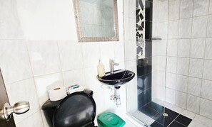 Bruser, hårtørrer, Shampoo, Toiletpapir