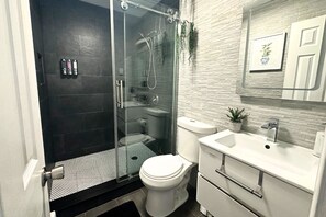 Dusche, Haartrockner, Handtücher, Seife