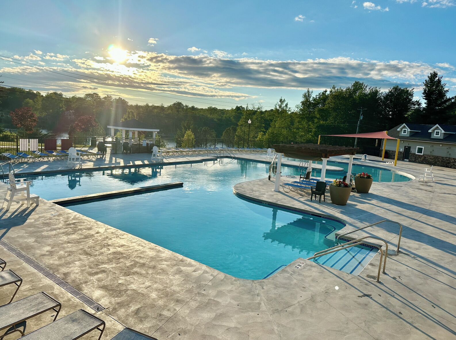 Utendørsbasseng og et oppvarmet basseng