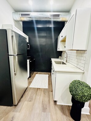 Kjøleskap, ovn, kokeplater og oppvaskmaskin