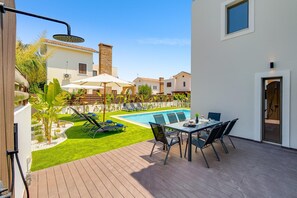 Outdoor dining - Villa Dara by Ezoria Villas (Agia Thekla)