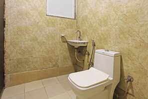 Shower, eco-friendly toiletries, towels, soap - Fly & Stay: Delhi Airport Flashpackers (New Delhi)