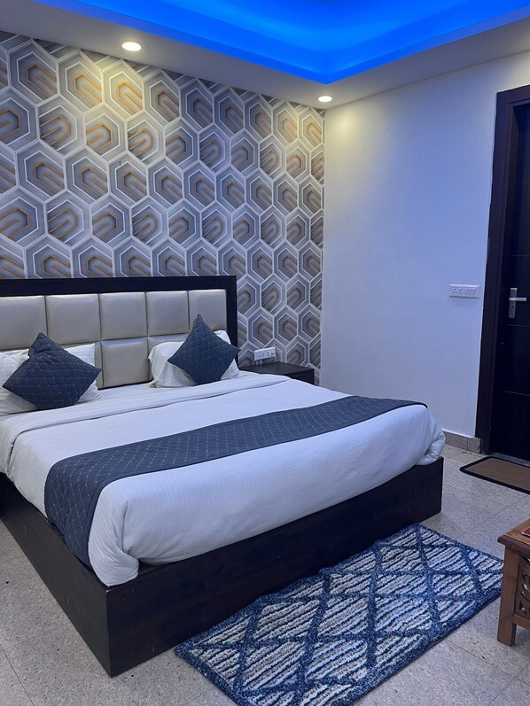 8 bedrooms, WiFi, bed sheets - Fly & Stay: Delhi Airport Flashpackers (New Delhi)