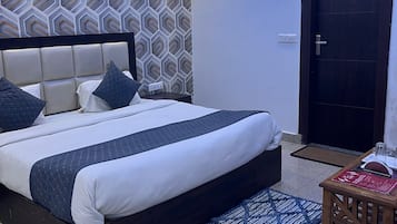 8 bedrooms, WiFi, bed sheets