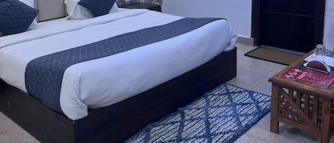 8 bedrooms, WiFi, bed sheets