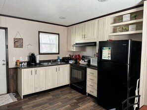 Kylskåp, mikrovågsugn, ugn och spishäll