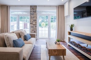 32-inch Smart TV with cable channels, fireplace - The Carthouse - 1 Bedroom Cottage - Princes Gate (Narberth)