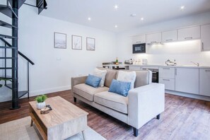 32-inch Smart TV with cable channels, fireplace - The Carthouse - 1 Bedroom Cottage - Princes Gate (Narberth)