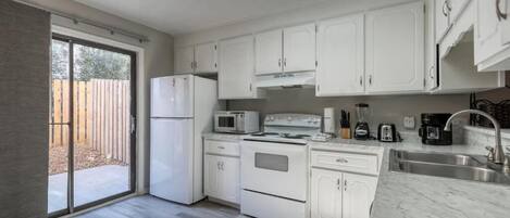 Geladeira, micro-ondas, fogão, cooktop