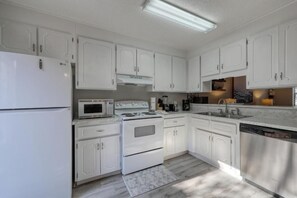 Kylskåp, mikrovågsugn, ugn och spishäll