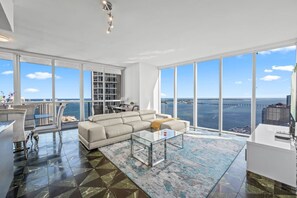 Televisión y chimenea 