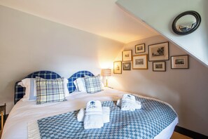 2 bedrooms, desk, iron/ironing board, WiFi